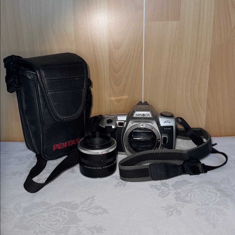 Vintage Minolta Maxxum XTsi 35mm SLR film camera with case and lens- untested